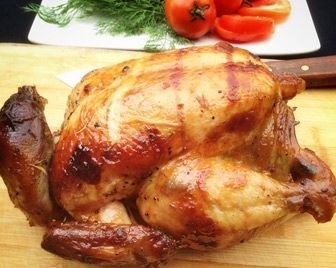 Фермер поит индеек пивом перед Днем благодарения