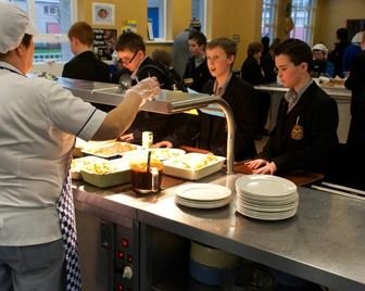 Британским школьникам запретили давать добавку на обед