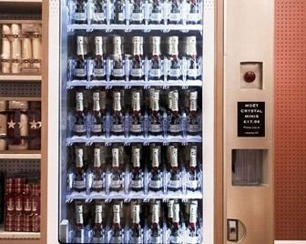 Торговый автомат с мини-шампанским