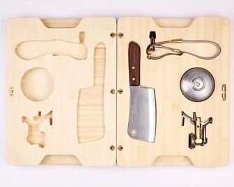 Разделочная доска с инструментами внутри