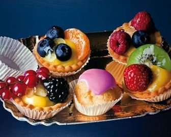 Художник пишет гиперреалистичные натюрморты