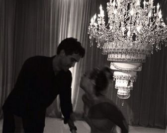 Свадебный торт, сервированный на потолке