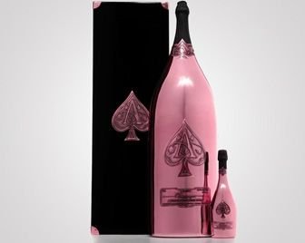 Самая большая бутылка розового шампанского