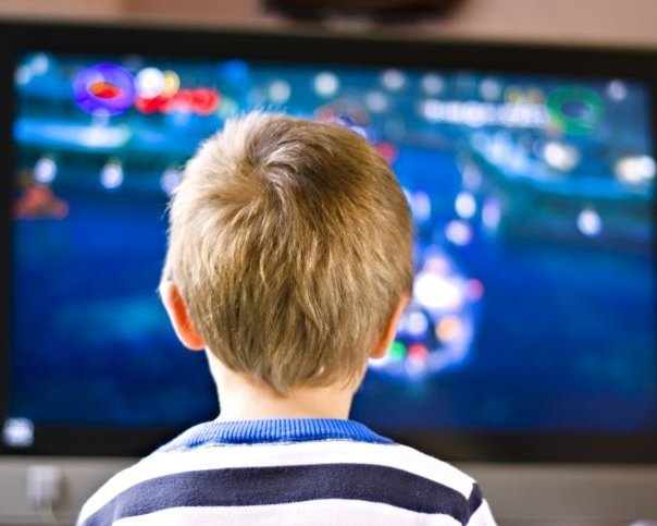 Телевизор может сделать детей толстыми на всю жизнь