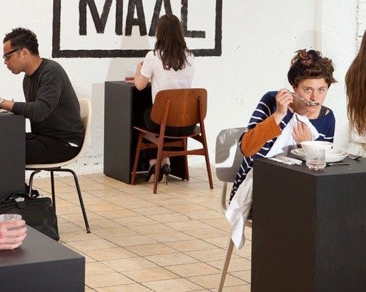 Ресторан, где все сидят по одному