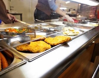 Эксперты советуют использовать подносы в закусочных