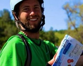 Американец ест еду из мусорных контейнеров, чтобы привлечь внимание к проблеме пищевых отходов