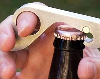 Как открыть бутылку одной рукой