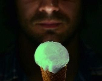 Мороженое, которое светится в темноте