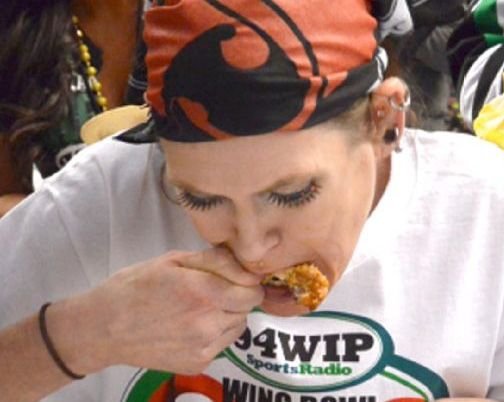 Установлен новый рекорд в поедании куриных крылышек