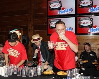 Американец съел 121 пирожное за 6 минут